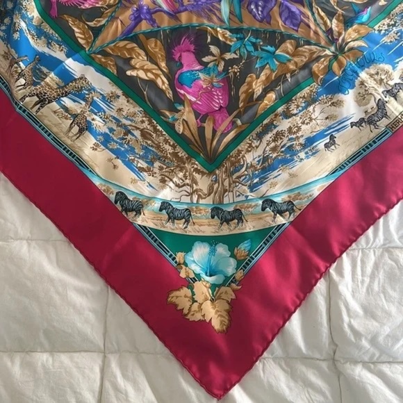 Hermes Tropiques silk scarf featuring gorgeous floral and wildlife motifs 35” - Picture 5 of 8